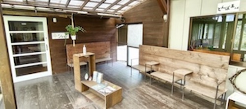 ソップ入り口・デッキのベンチ