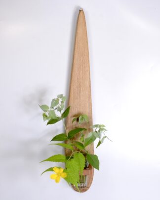 自然木の壁掛け花