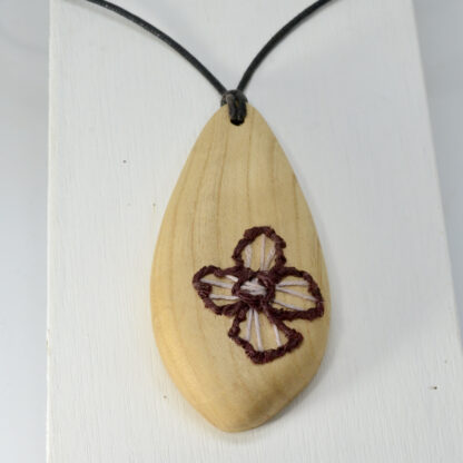 自然木のネックレス：刺繍