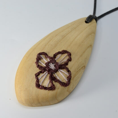 自然木のネックレス：刺繍