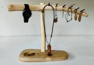 自然木のアクセサリースタンド